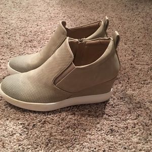 Wedge sneaker - runs big in size